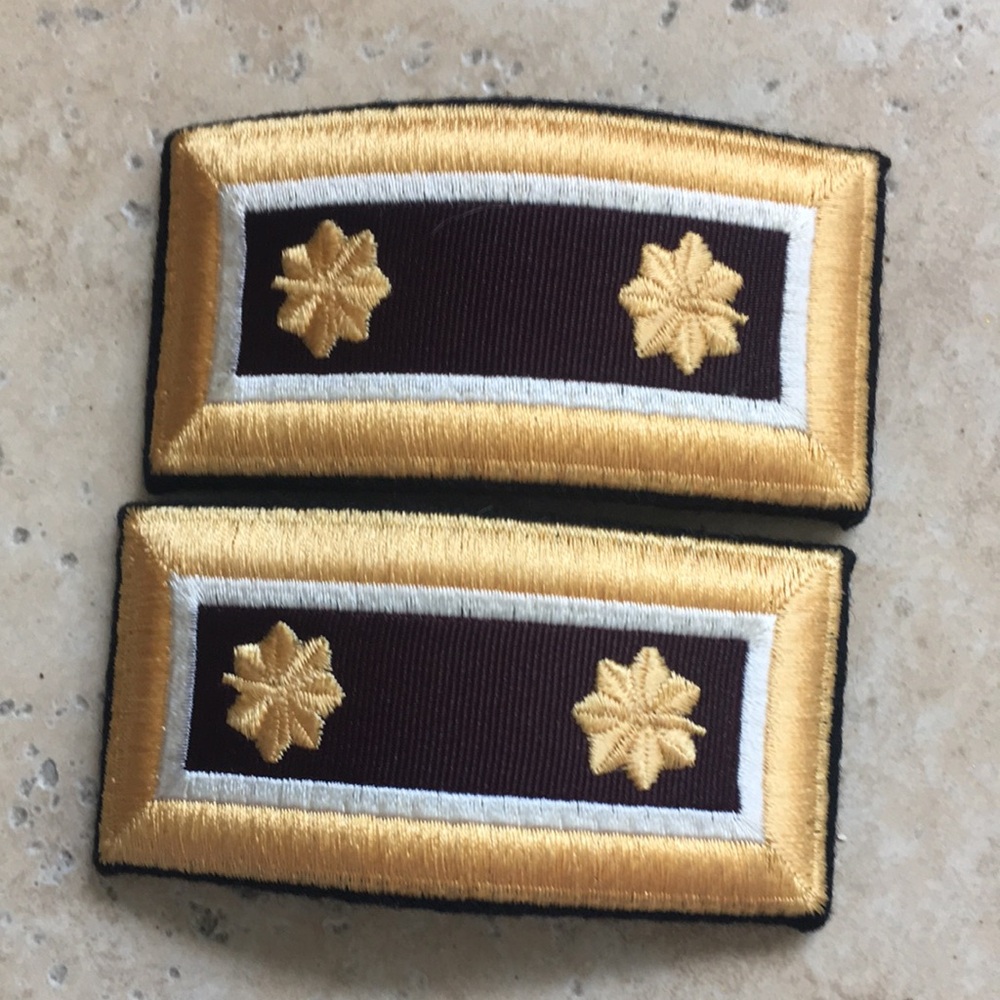 Embroidered Shoulder Patch Pair in Brown and Gold